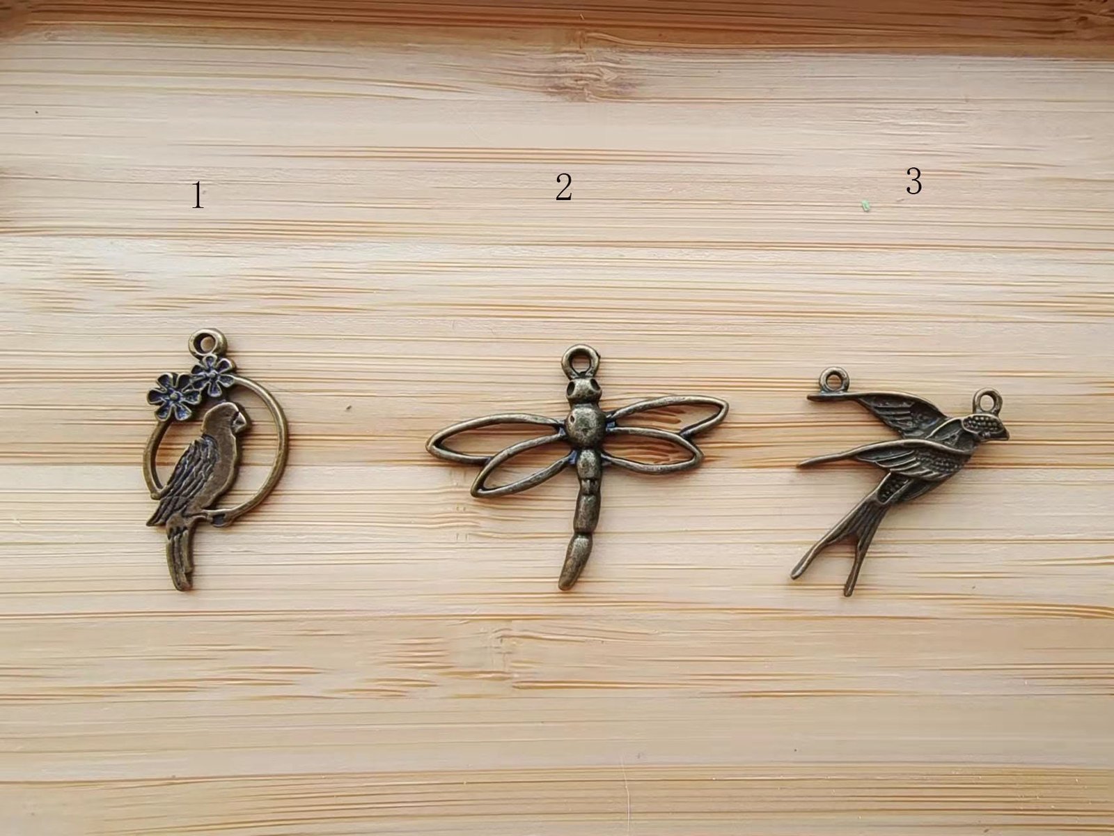 Antique Bronze bird charm pendant-10 pcs antique bronze  plating swallow    pendant finding